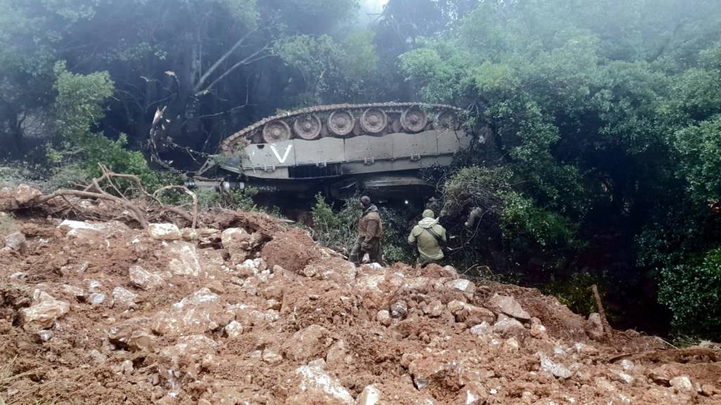 Гусеницами кверху: танк "Меркава-4" перевернулся у границы с Ливаном