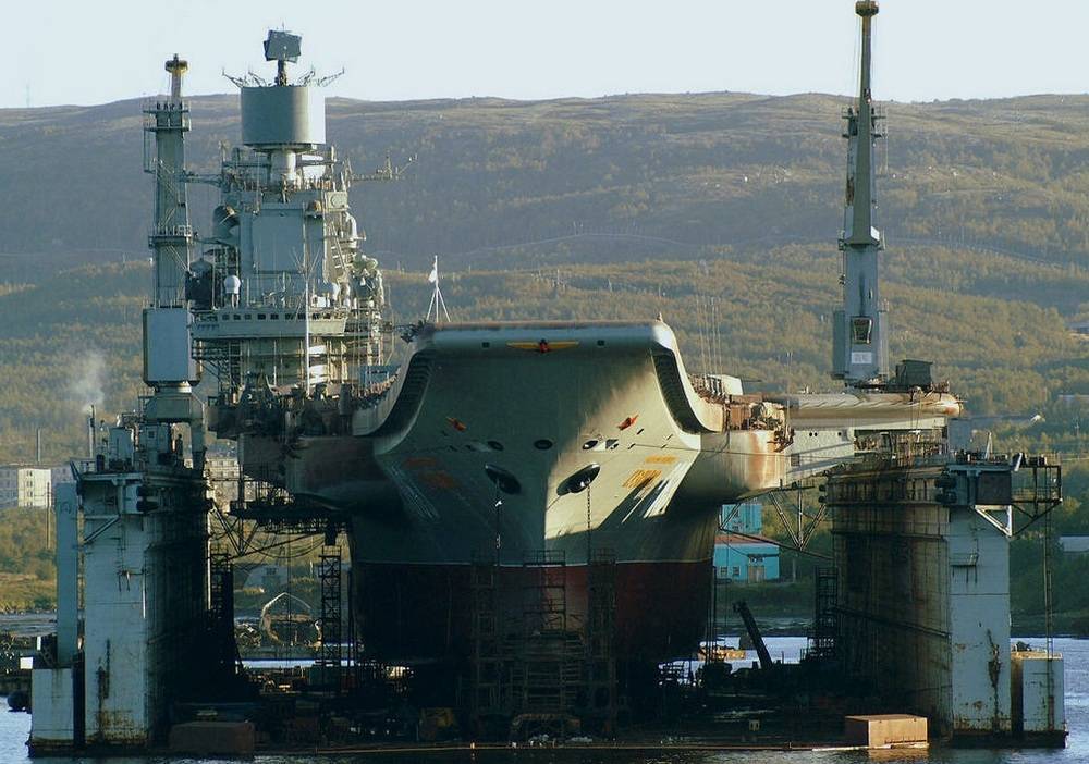В Мурманске горит авианесущий крейсер «Адмирал Кузнецов»
