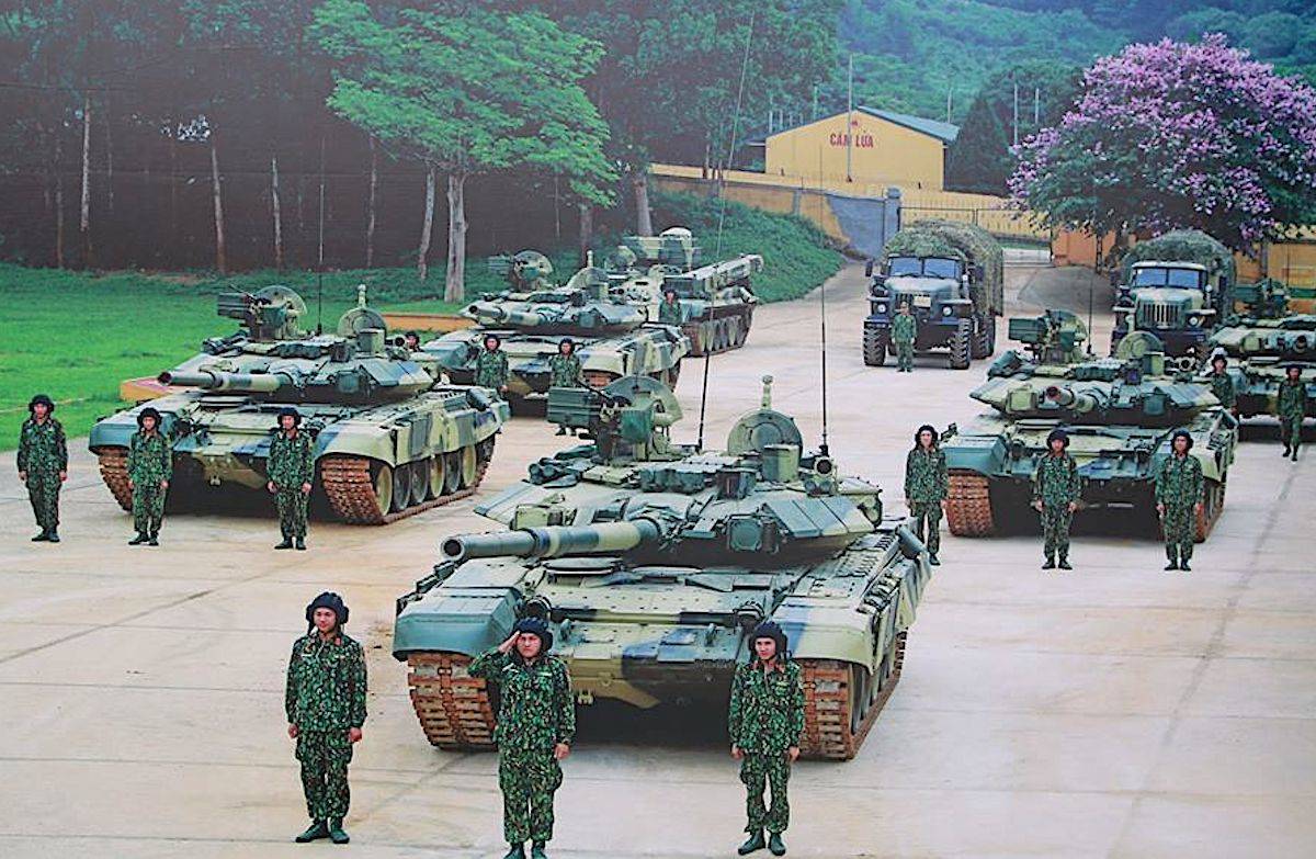 Армия Вьетнама вооружилась мощными российскими бронеэвакуаторами