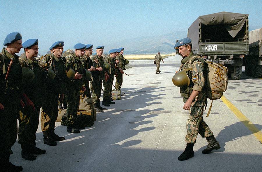 Российский десантник в Косово не испугался большой колонны НАТО с танком во главе