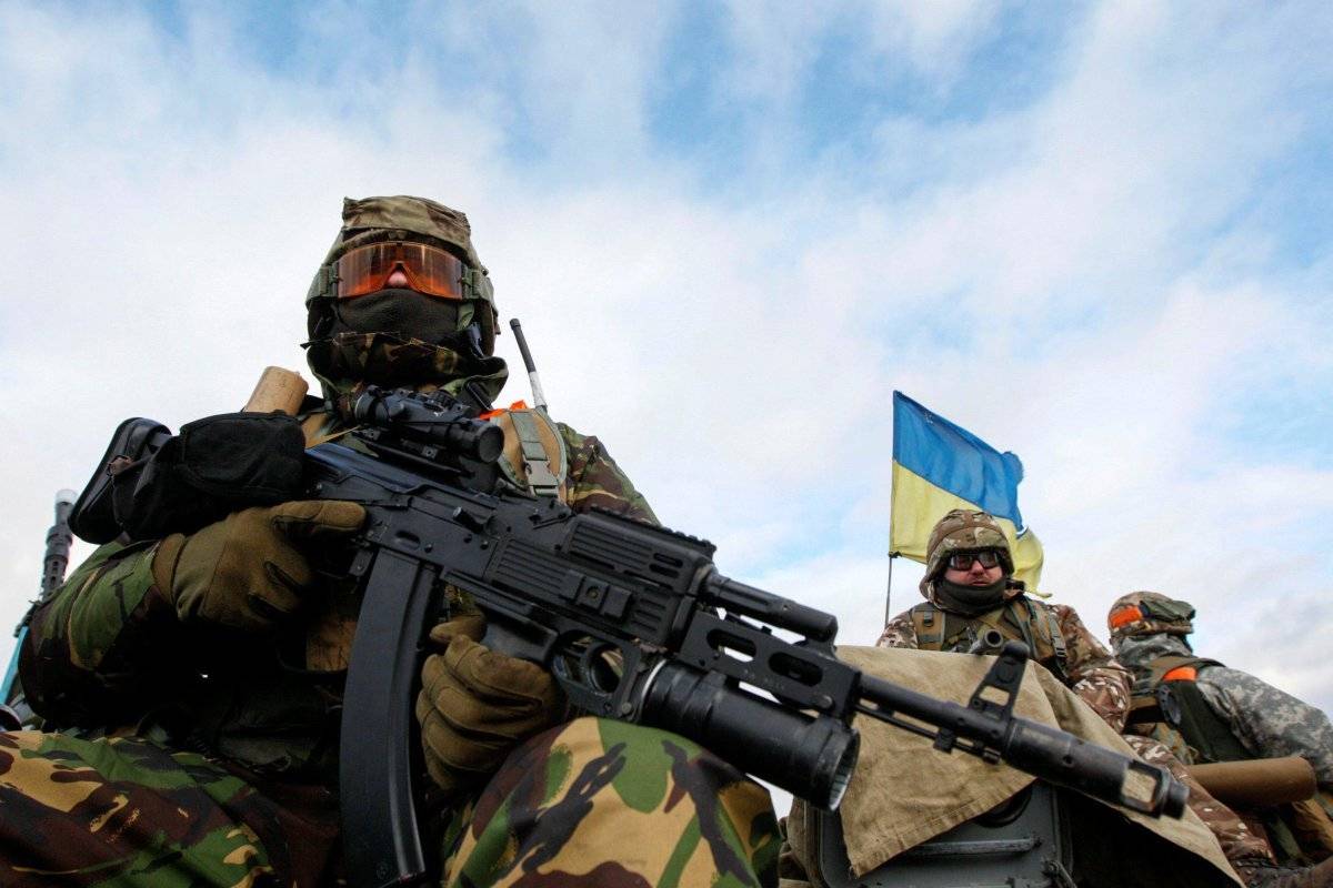 Солдаты ВСУ на Донбассе облили спиртом спящего сослуживца и подожгли