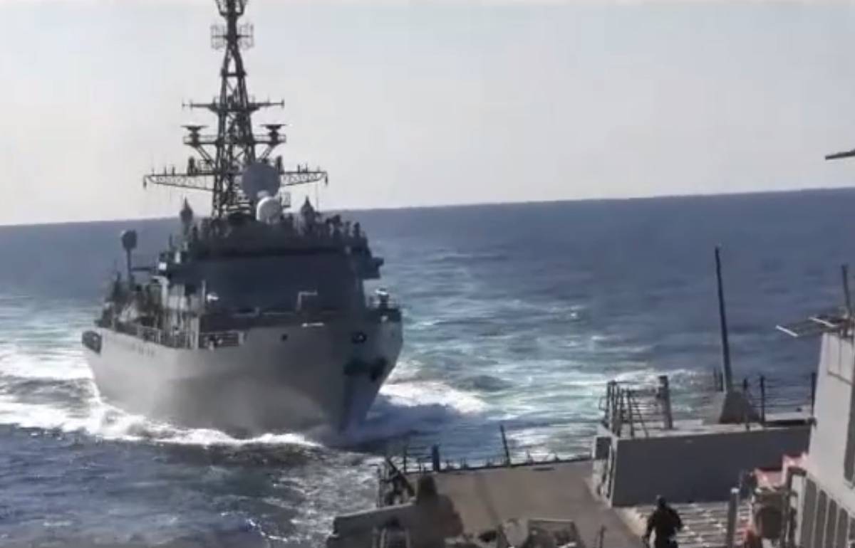 Опасное сближение: Российский корабль рискованно нагнал эсминец США