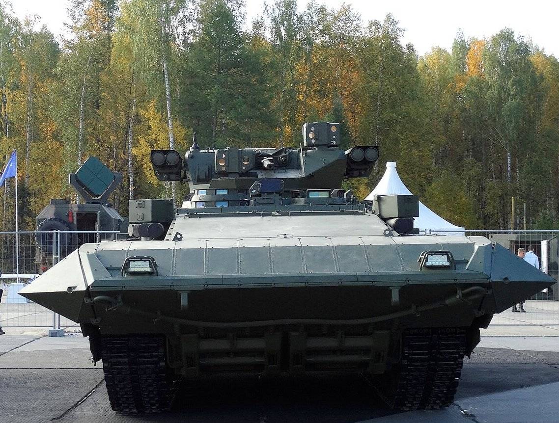 Вооружение на Т-15 "Армата" и Б-11 "Курганец-25" успело устареть с 2015 года
