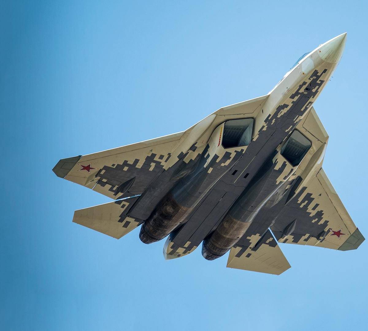 Внутрифюзеляжные ракеты для Су-57: подробности усиления истребителя РФ