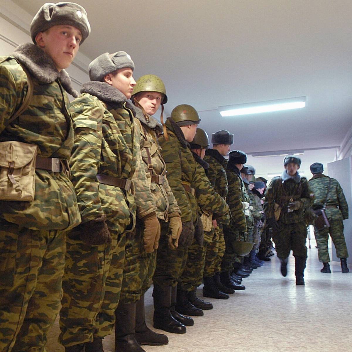 Россия может полностью перейти на контрактную систему в армии