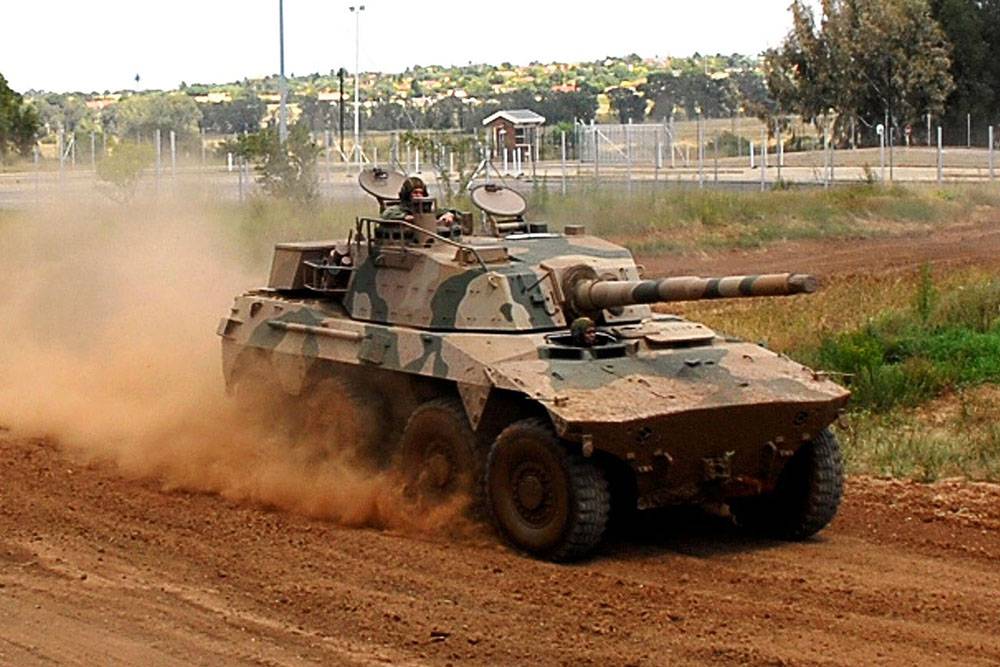 Проломивший ограждение "колесный танк" Rooikat едва не сбил группу солдат