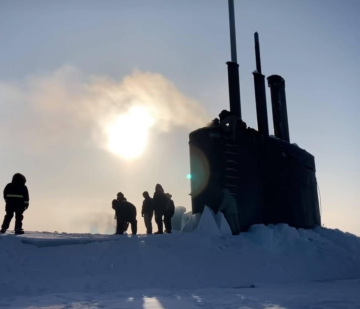 Американская АПЛ пробила лёд недалеко от военной базы РФ: опубликовано видео