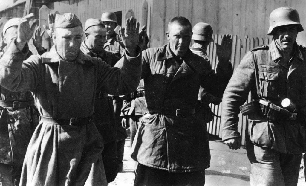Год великого поражения. Русские солдаты сдаются в плен немцам в 1941 году. Плен советских солдат в 1941. Пленные советские солдаты 1941. ВОВ советские военнопленные 1941.