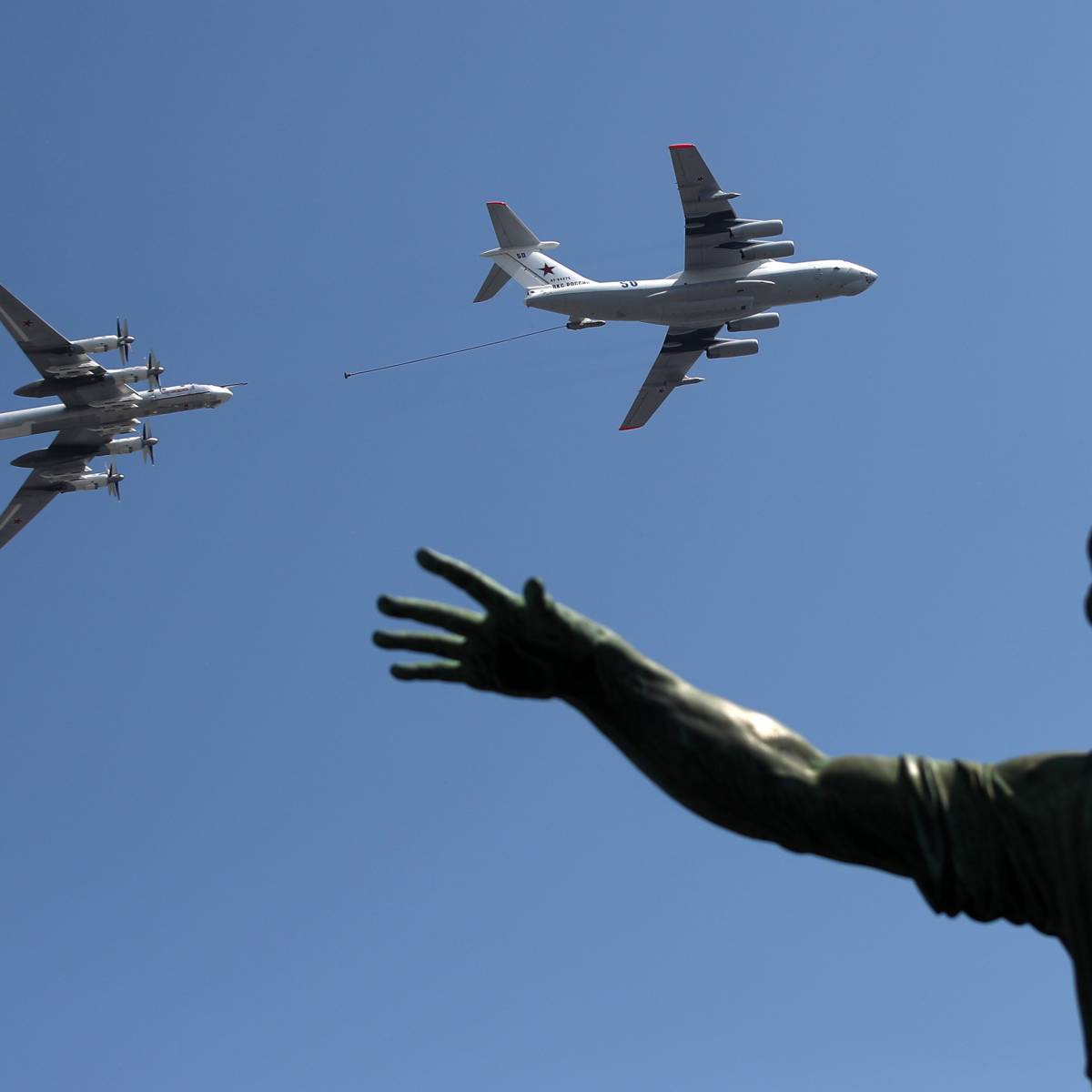 Ракетоносцы Ту-95МС начали тренировочные полеты к параду Победы