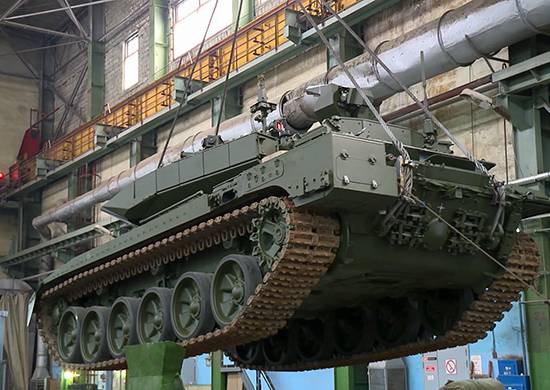 На сайте Минобороны РФ размещено видео отправки в Москву танков Т-90М "Прор