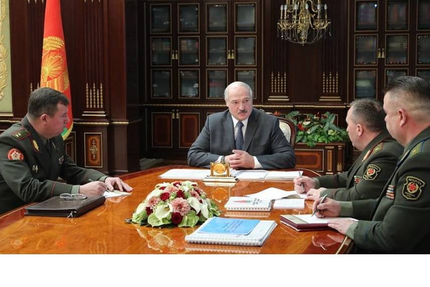 Лукашенко поручил отреагировать на учение НАТО "без бряцанья оружием и показухи"