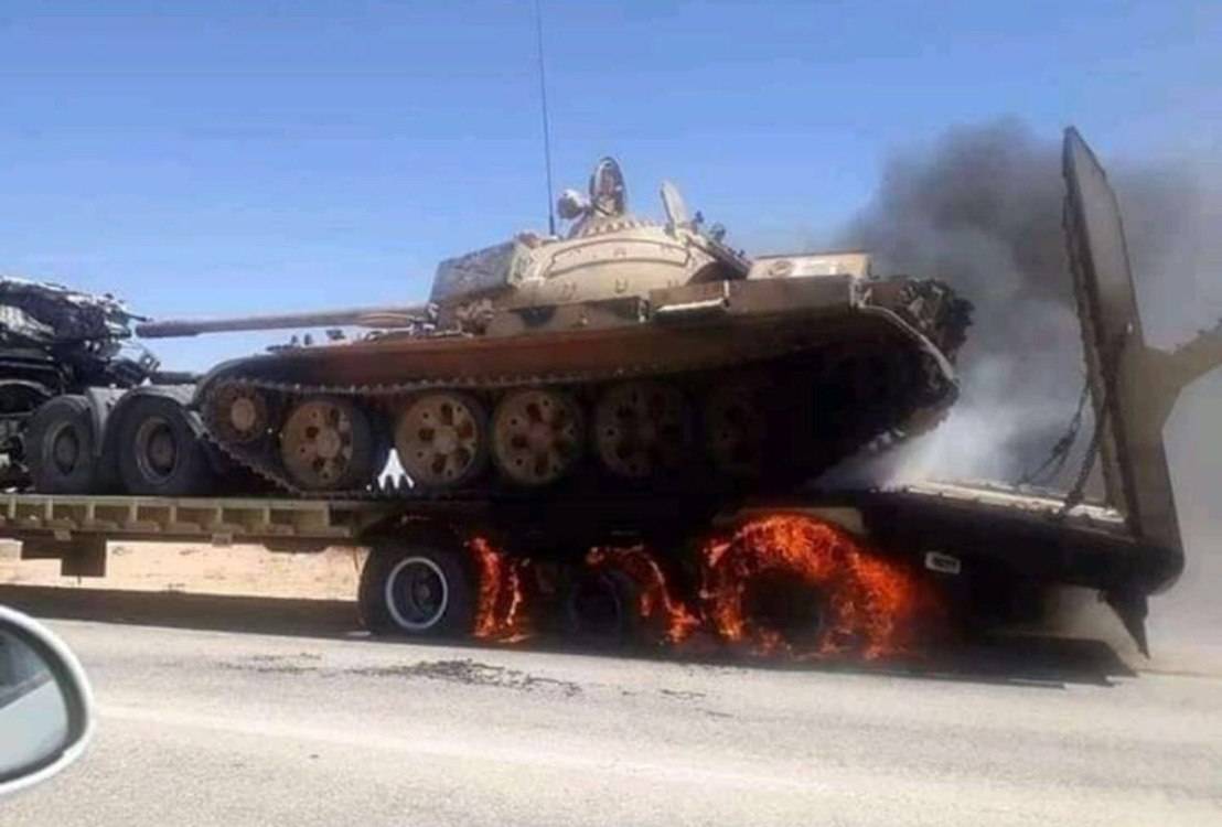 Беспилотник нанес удар по перевозившему Т-55 тягачу в Ливии