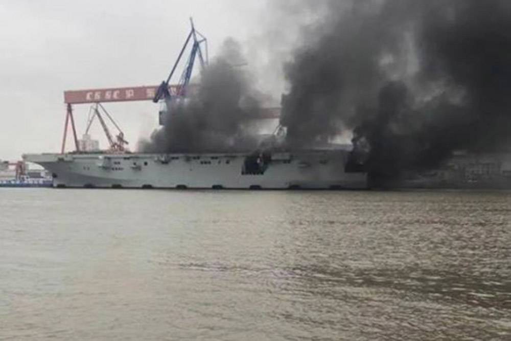На одном из крупнейших строящихся кораблей ВМС Китая произошел пожар