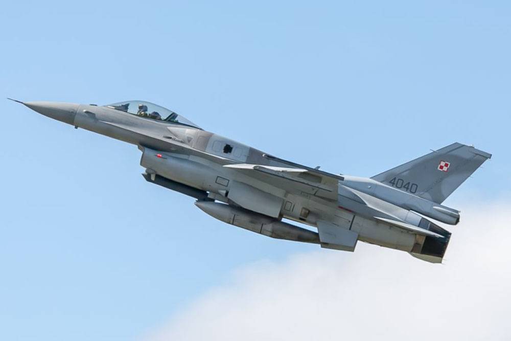 Странное поведение польского истребителя F-16 попало на видео