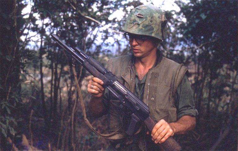 Как советский AK-47 победил американскую M16 во вьетнамской войне