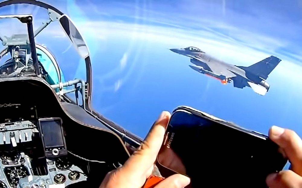 Российские Су-27 «зажали» истребитель НАТО в небе над Балтикой