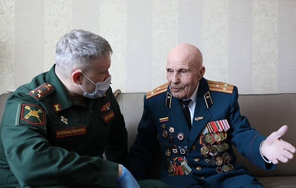 Военные провели для 96-летнего ветерана из Новосибирска онлайн-парад