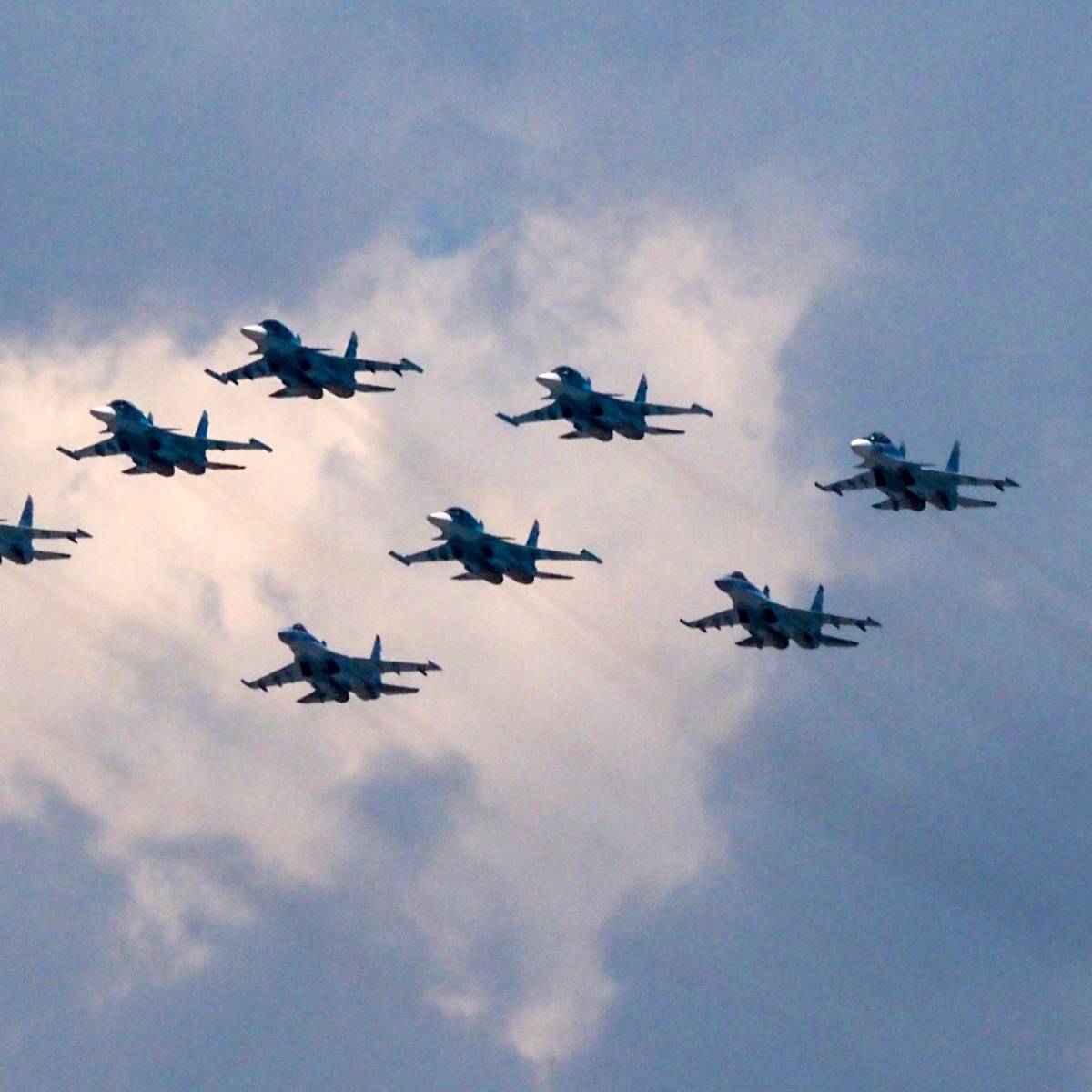 Военная авиация пролетит над 12 городами России в день 75-летия Победы