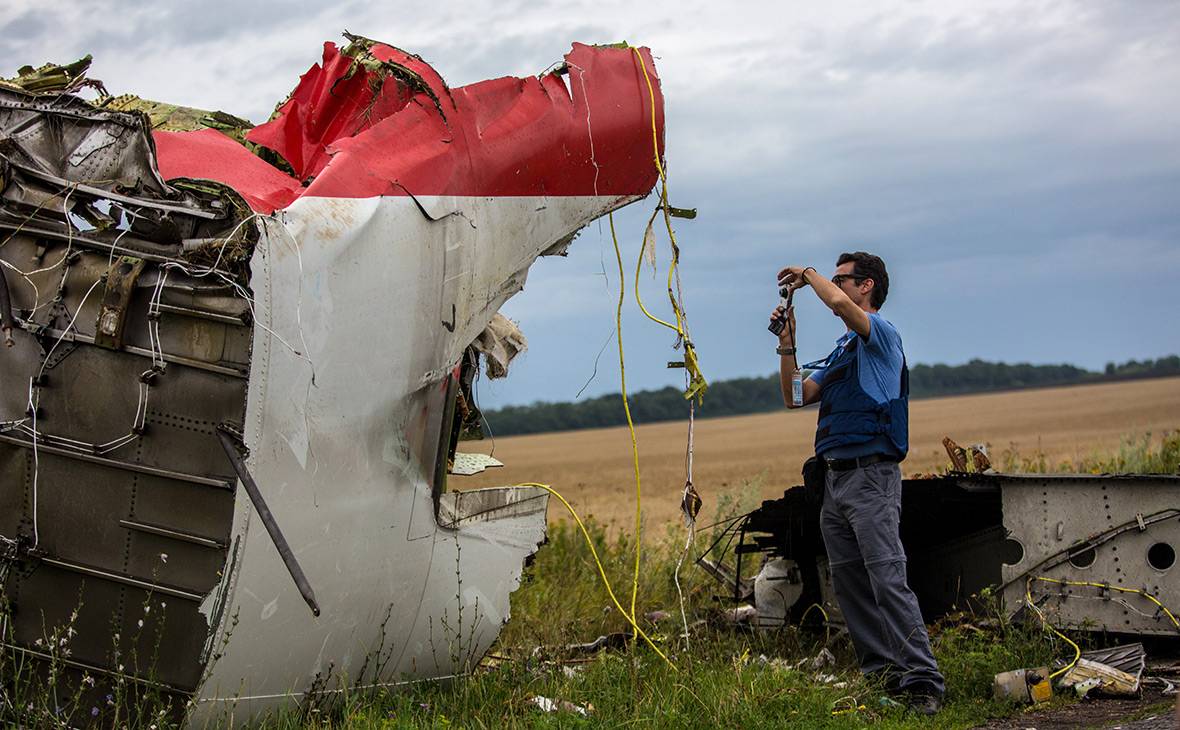 Странности рейса MH17: на месте крушения обнаружены подозрительные вещдоки