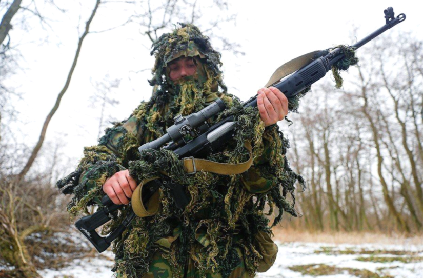 Снайпер ополчения прострелил украинскому солдату шлем под Донецком