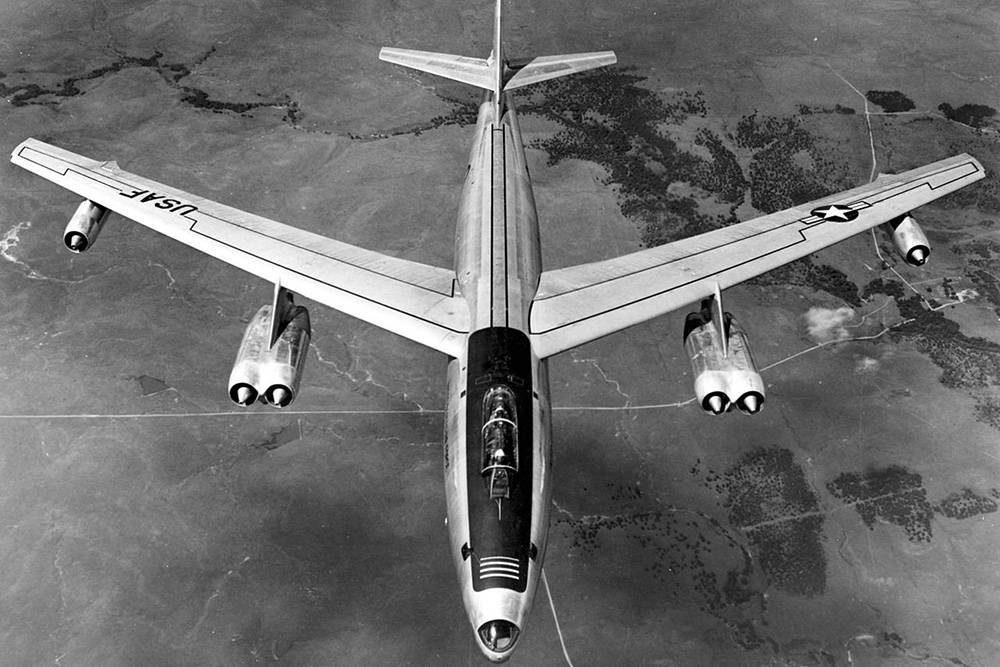 Как МиГ-17 "поздравили" самолет-шпион США с Днем Победы  в 1954 году