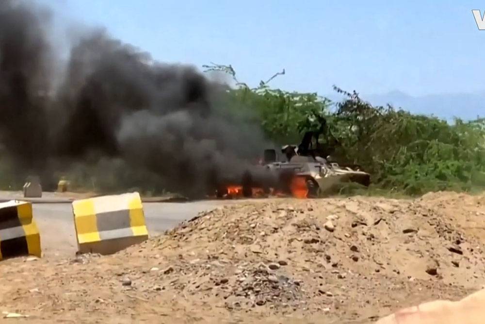 Горящий БТР-80А сняли на видео в Йемене