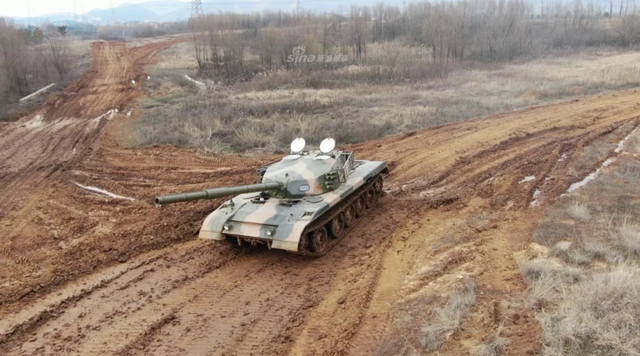Необычный танк замечен на одном из полигонов Китая