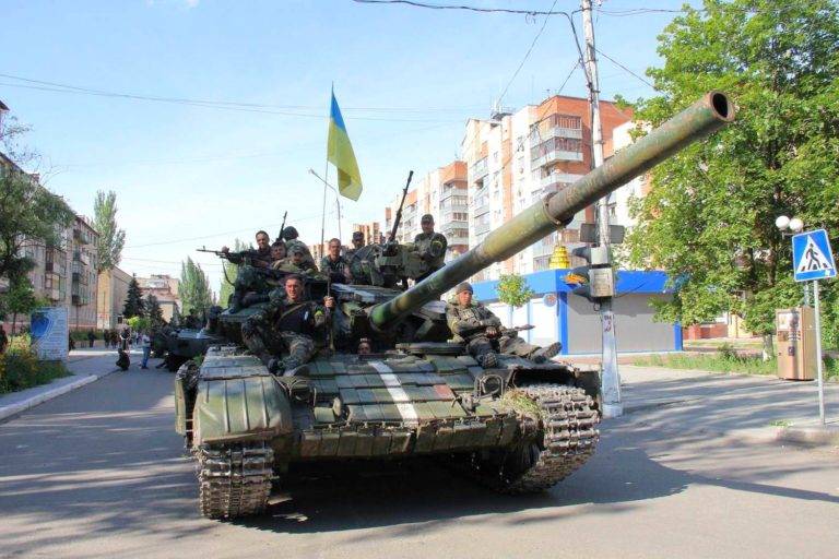 ВСУ ставят ЗРК и танки поближе к жилым домам в Донбассе