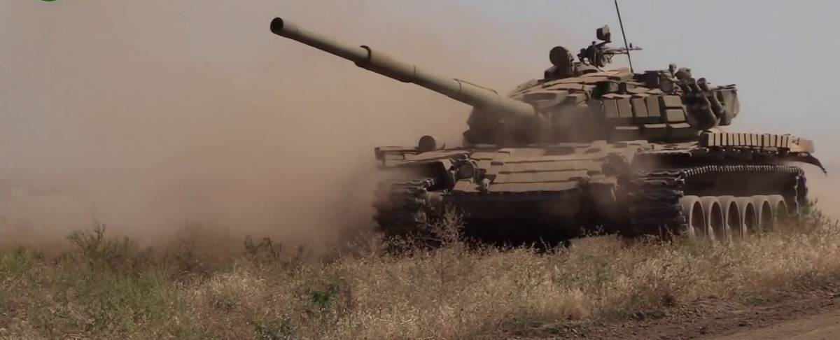 Армия ЛНР опубликовала видео танков, готовых атаковать позиции Украины