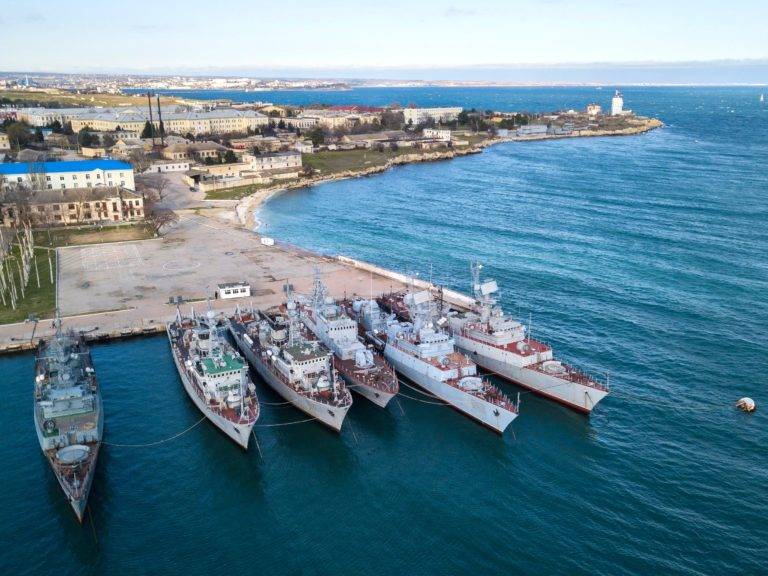 Россия решила, куда отправит стоящие в Крыму военные корабли Украины