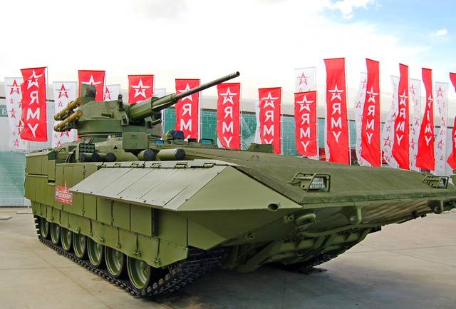 55-тонная российская БМП Т-15 "Армата" уникальна по защите и огневой мощи