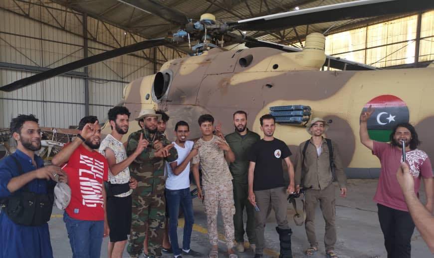 Тяжелые потери: армия Хафтара оставила ПНС 5 вертолетов и около 10 танков