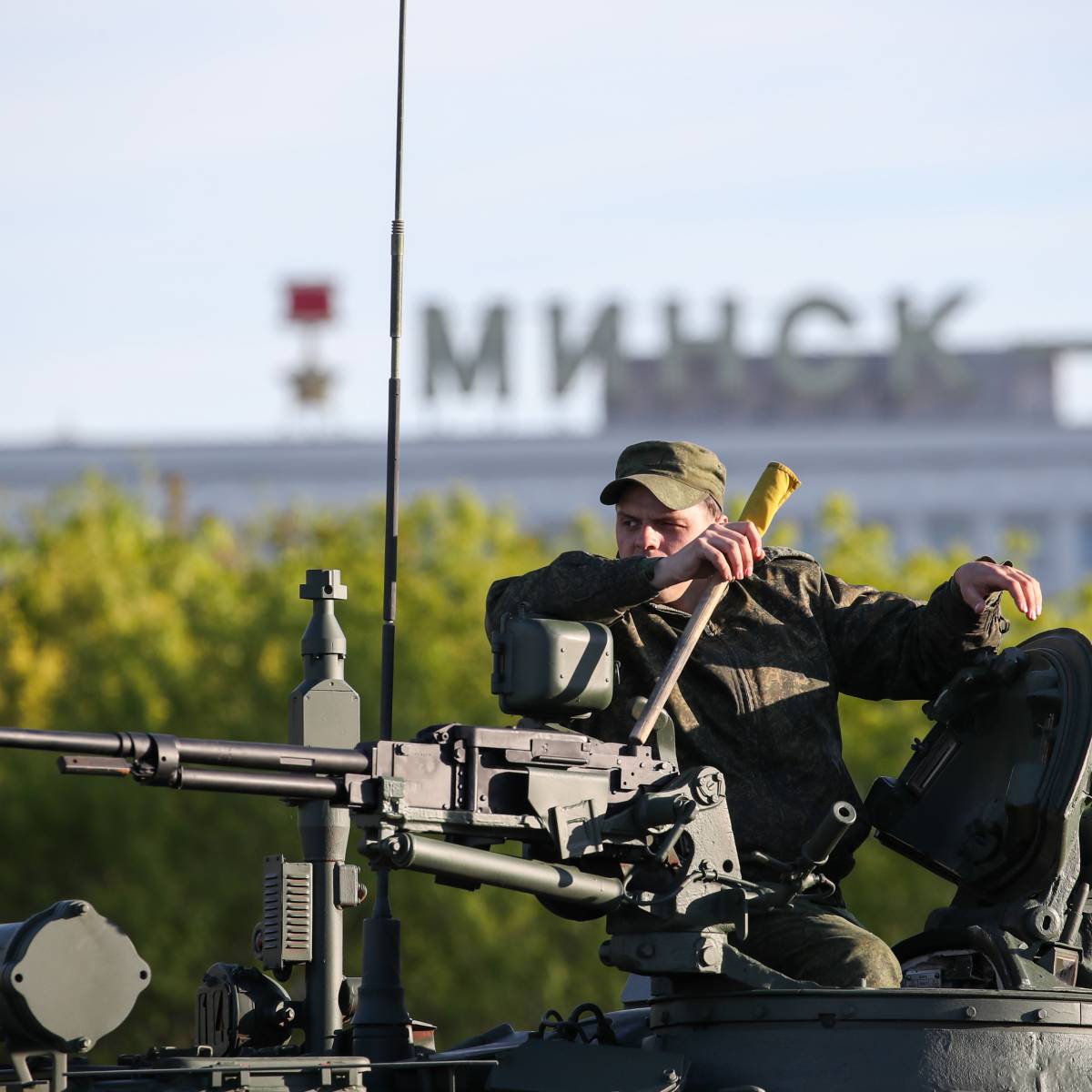 В Минске обсуждают вопрос пребывания военных объектов России в стране