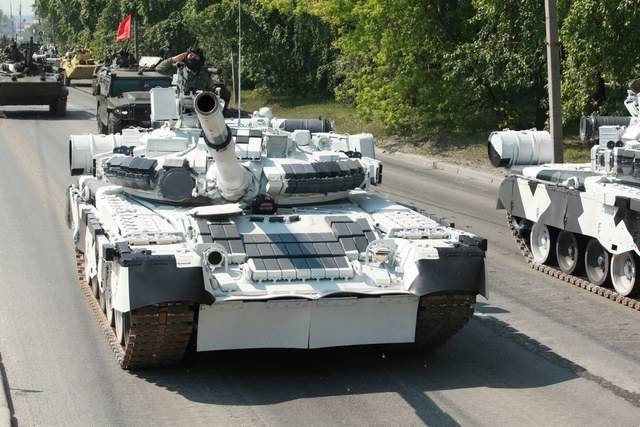 Танки Т-80БВ в Екатеринбурге впервые представлены в непривычном камуфляже