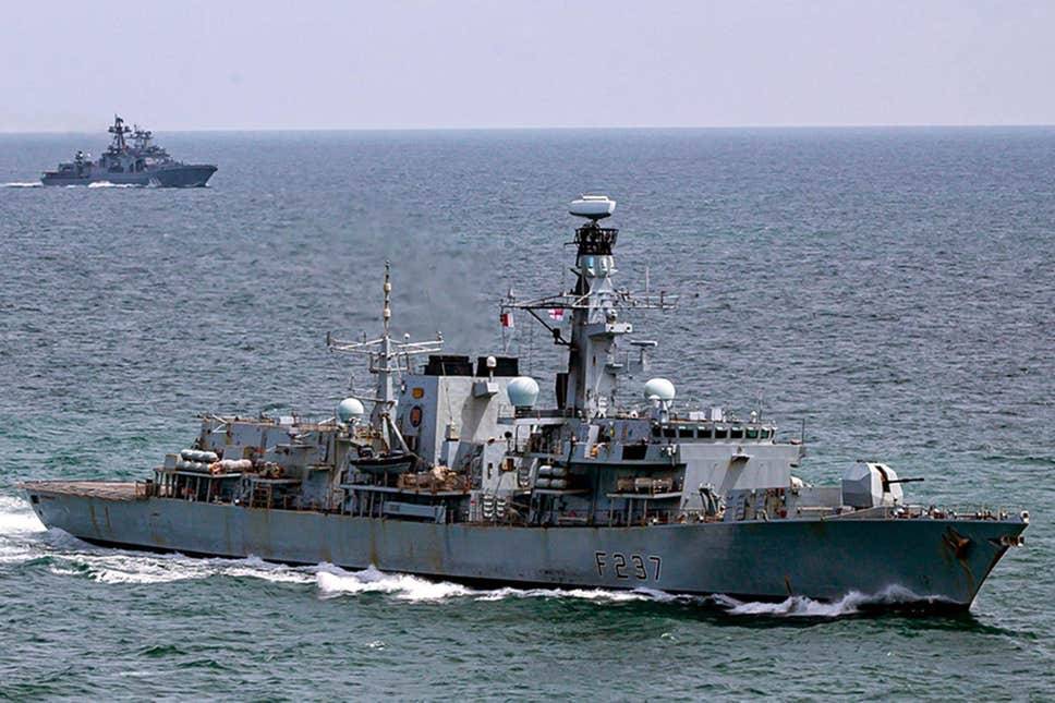 Британцев насмешил фрегат НАТО, следивший в Ла-Манше за маневром ВМФ РФ