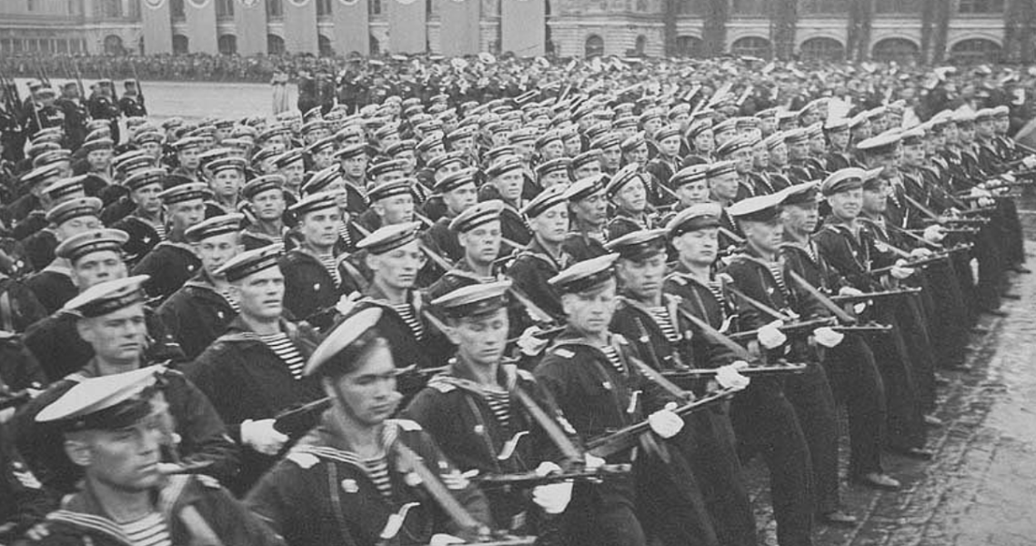 1 июня 1945 г. Сводный полк ВМФ на параде Победы 1945. Парад Победы 1945 пехотинцы. Моряки на параде Победы 1945. Парад Победы в Москве 24 июня 1945 г..