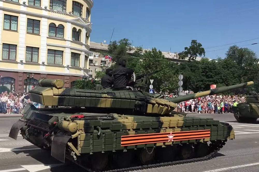 Противотанковый УАЗ и "непробиваемый" Т-64БВ показали в Донецке
