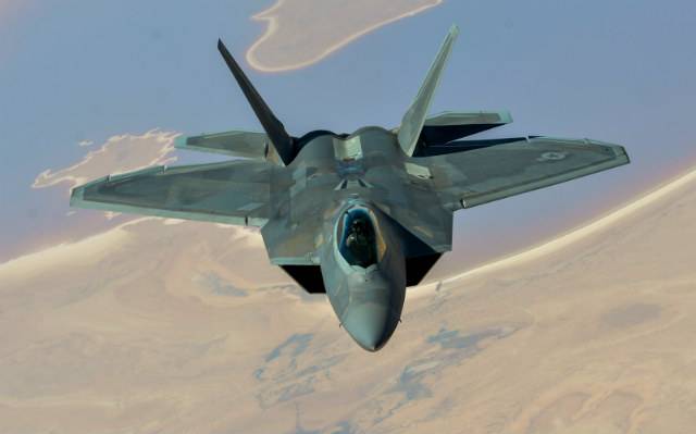 Проблемы с F-22: США готовы вооружить учебные самолеты