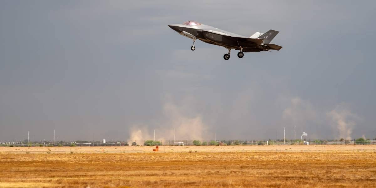 «Лайтнинги» боятся молний: F-35 запретили приближаться к грозовым облакам