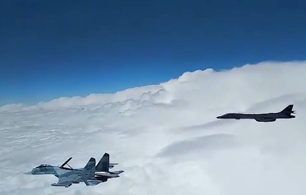 Истребители Су-27 поднимали для перехвата самолетов США над Черным морем