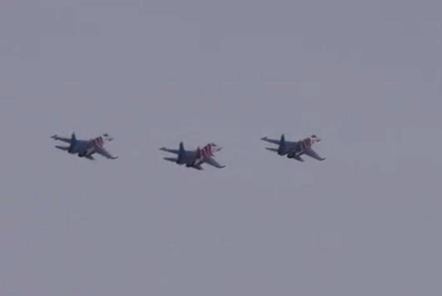 Опубликовано видео высшего пилотажа "Русских витязей" на Су-27 и Су-35С