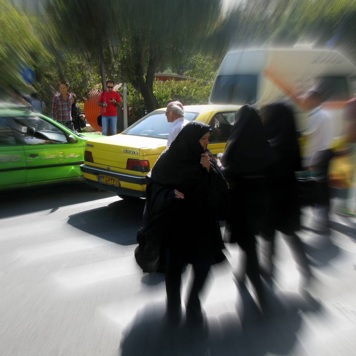 Звуки взрывов слышны к западу от Тегерана
