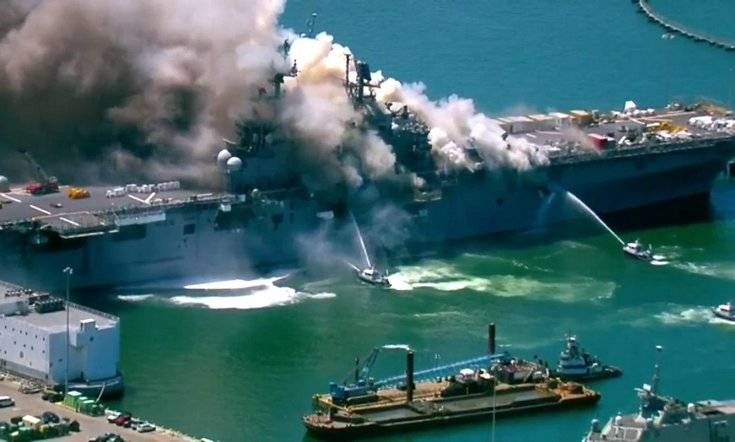 На военно-морской базе США горит крупный десантный корабль