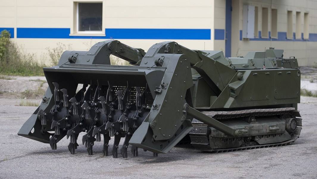 Военные инженеры знакомятся с роботизированным комплексом «Уран-6»