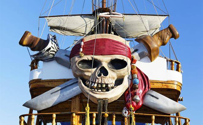 «Весёлый Роджер»: Пиратский флаг опять затрепыхал в Гвинейском заливе