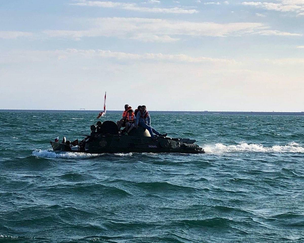 Бронемашина утонула во время патриотической акции в Керченском проливе