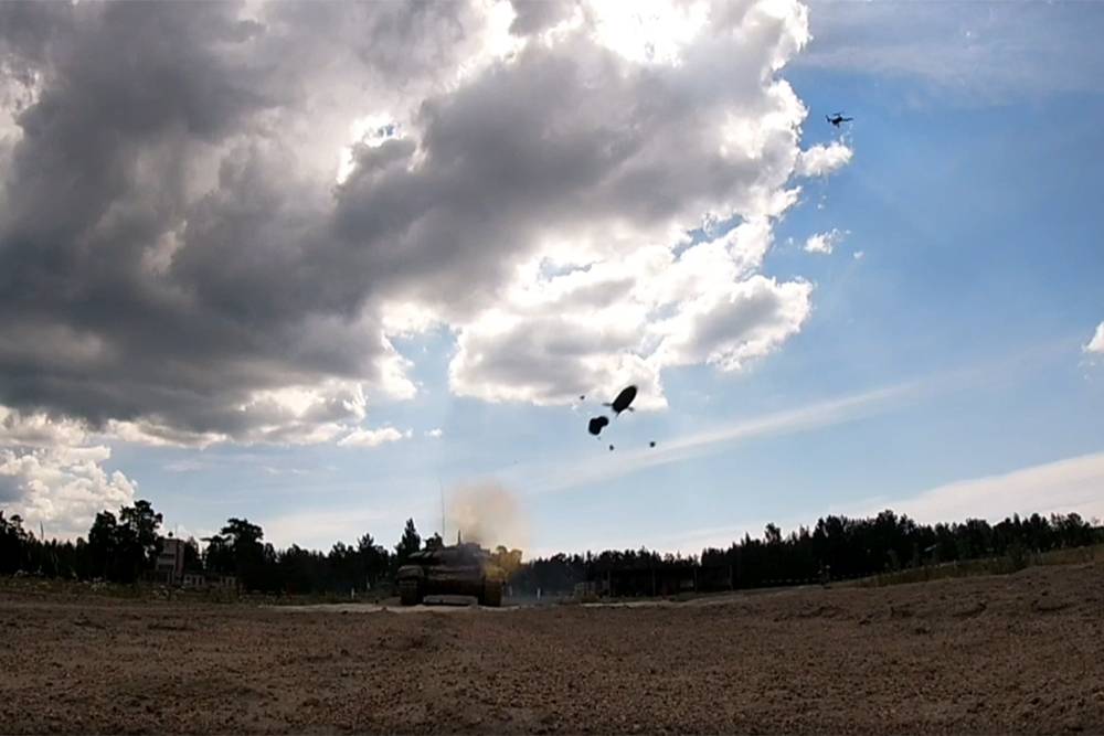 Танки отстрелялись управляемыми ракетами в Ленобласти