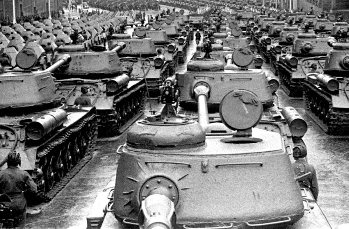 Зачем СССР нужно было столько танков?