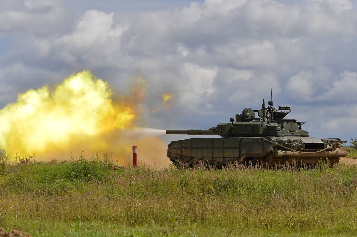 Усиление ударной мощи: 10 танков Т-80БВМ поступили в Кантемировскую дивизию