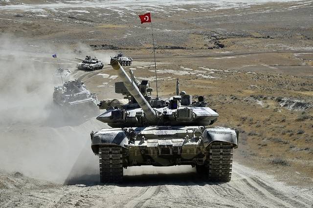 Непривычное зрелище: Т-90С под турецкими флагами "воюют" в Нахичевани